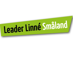Logga med texten Leader Linné Småland, Grön bakgrund med svart och vit text