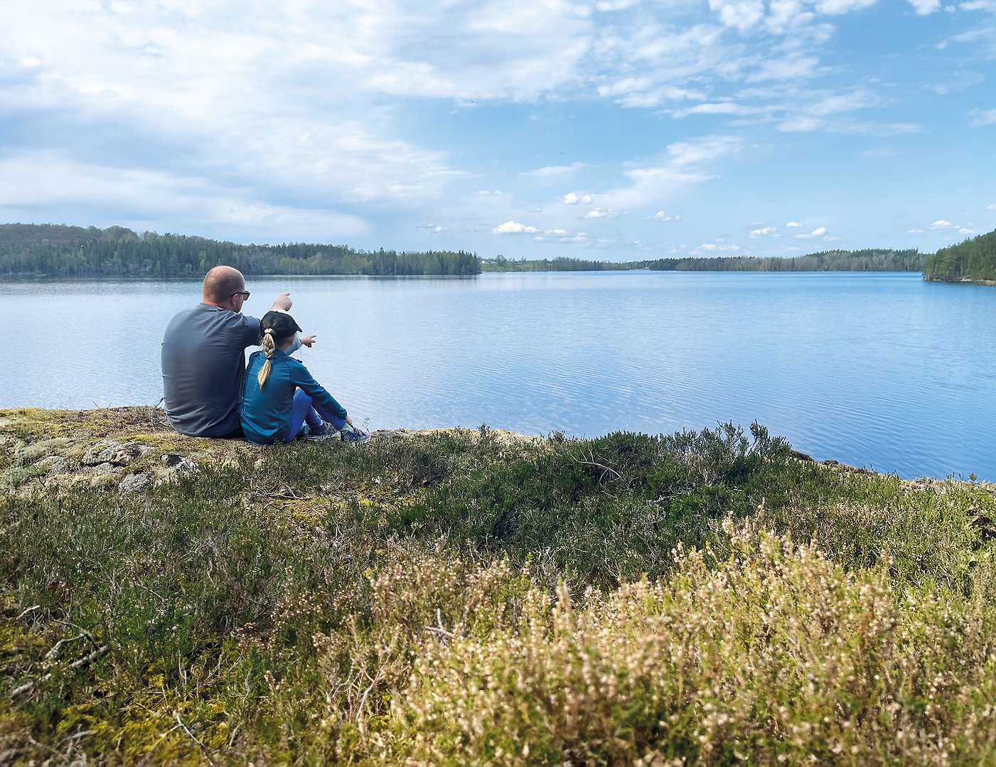 Kvinna lägger på ved på grillplats