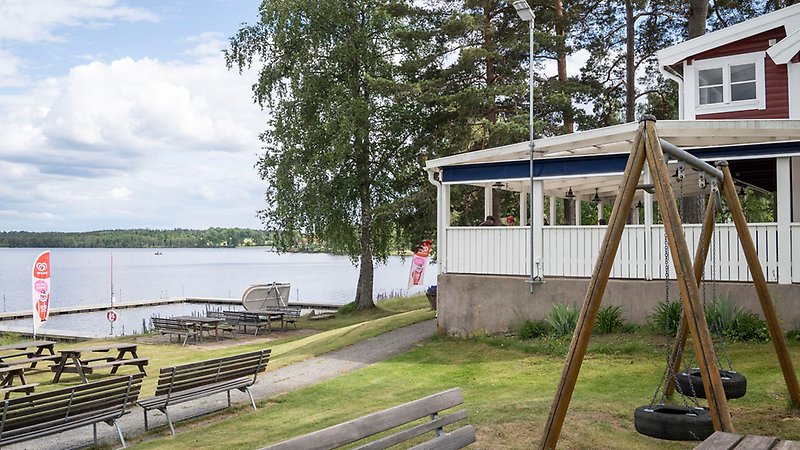 En uteplats till ett fik eller liknande vid en badplats. 