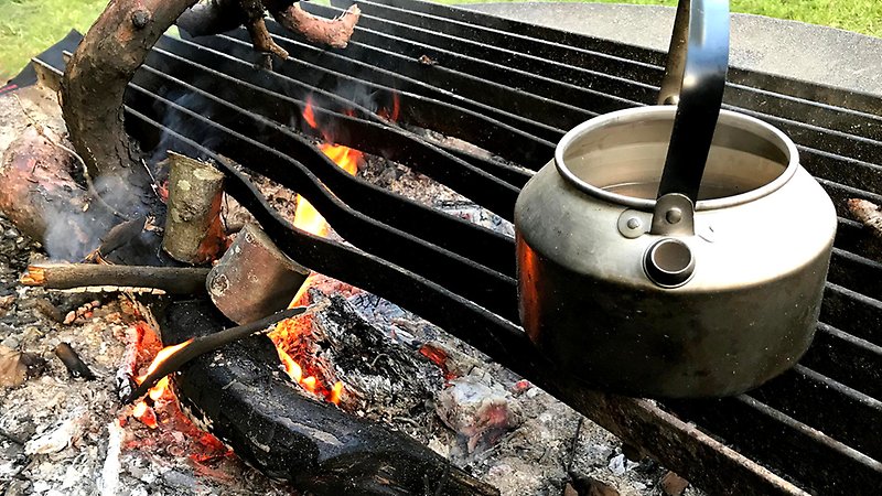 Kaffepanna på grillgaller över öppen eld.