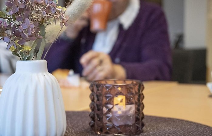 ljus på bord med kaffekopp
